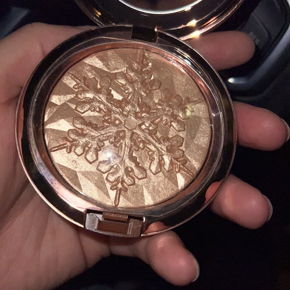 MAC - Whisper of Gilt Highlighter - Picture 4 of 8
